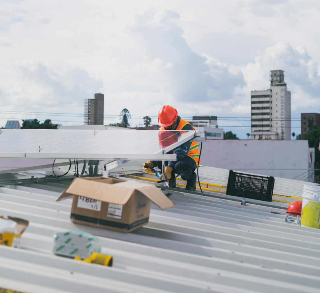 Mała elektrownia na balkonie. Czy fotowoltaika sprawdza się w blokach? 2 pexels-cristian-rojas-8853541.jpg