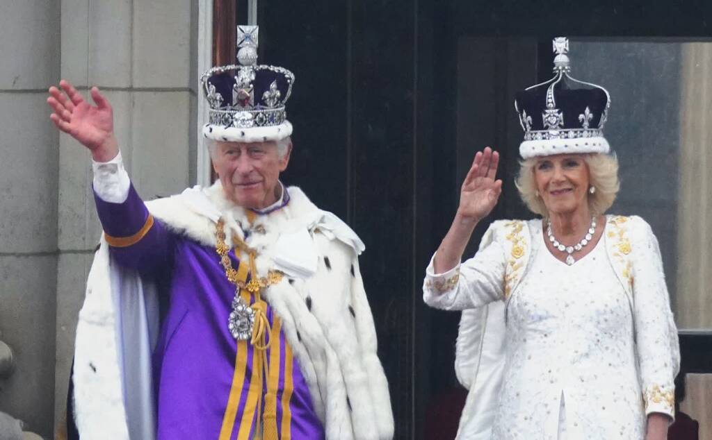 waving from buckingham palace balcony 52877352018 cropped 2025 01 13 140743