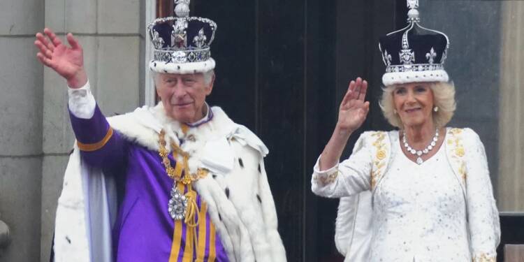 waving from buckingham palace balcony 52877352018 cropped 2025 01 13 140743