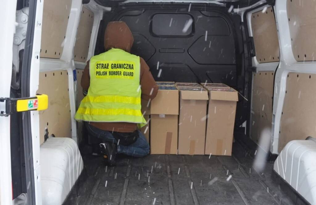 Nielegalne papierosy nie trafią na rynek. Dwóch mężczyzn zatrzymanych 1 12 306513 2025 02 21 124453