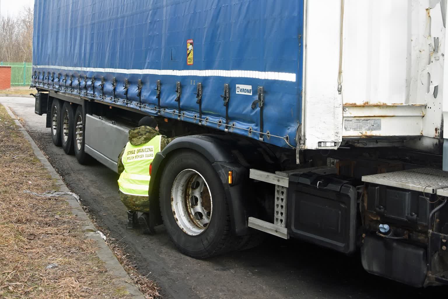 Pogranicznicy odzyskali skradzioną naczepę 2 12-307012.jpg