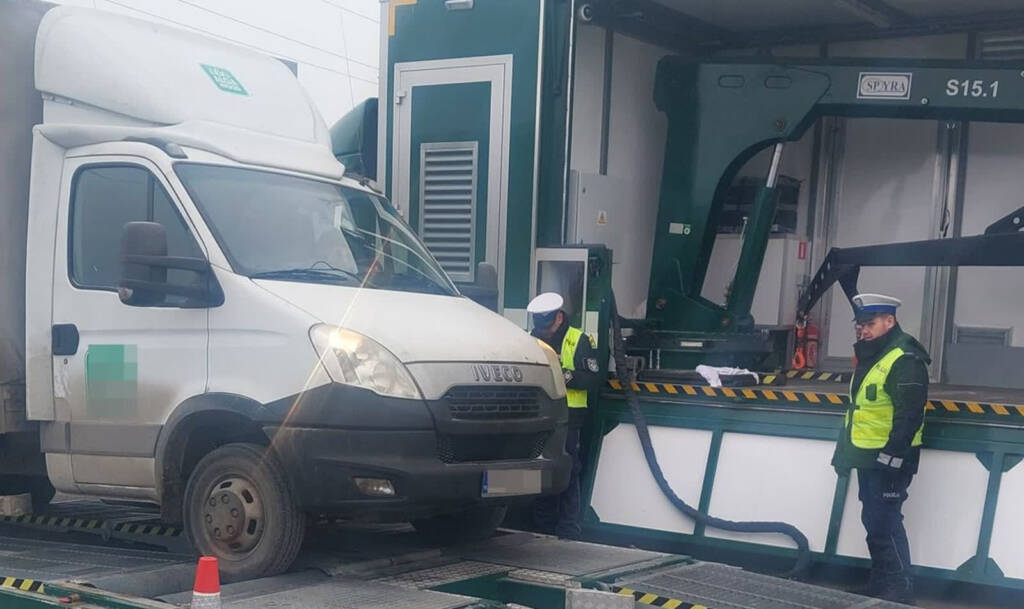 Kurierskie busy pod lupą funkcjonariuszy. Co wykazały kontrole? 2 350 260405 2025 02 12 213928