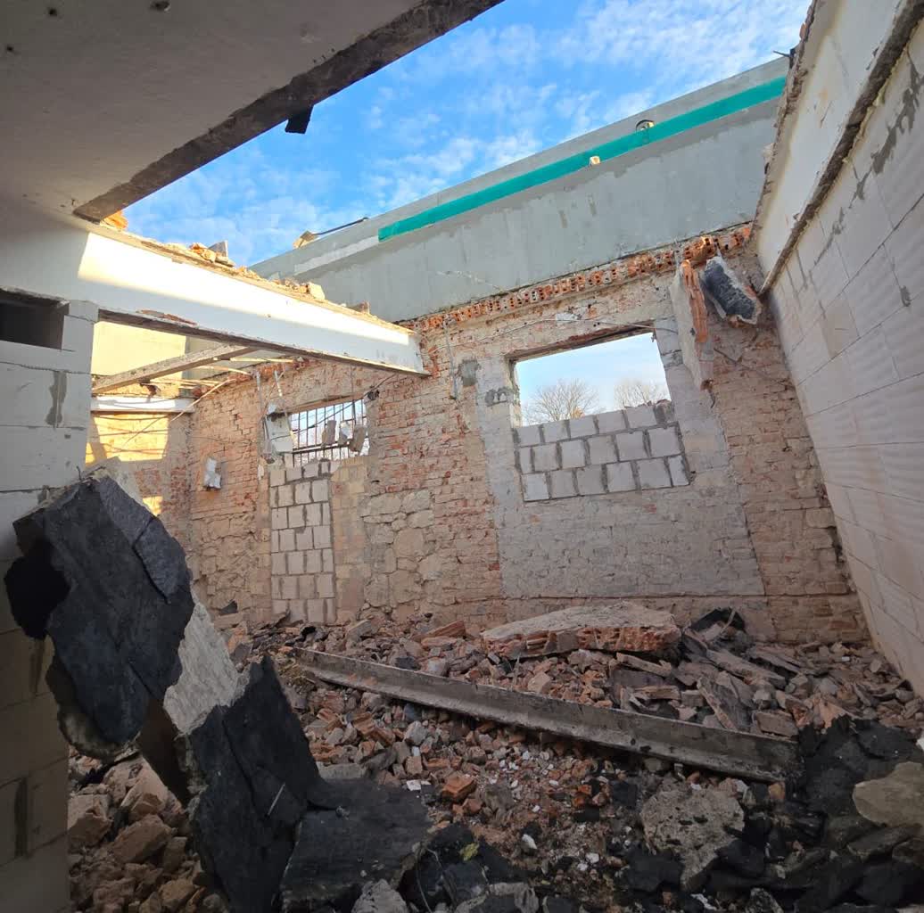 44-latek w szpitalu. Zawalił się na niego strop 2 355-260067.jpg