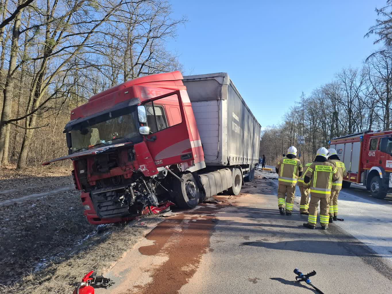 Czołowe zderzenie ciężarówki z osobówką w Łopienniku Nadrzecznym [ZDJĘCIA} 2 480516516_561474586926436_4360579062412724289_n.jpg
