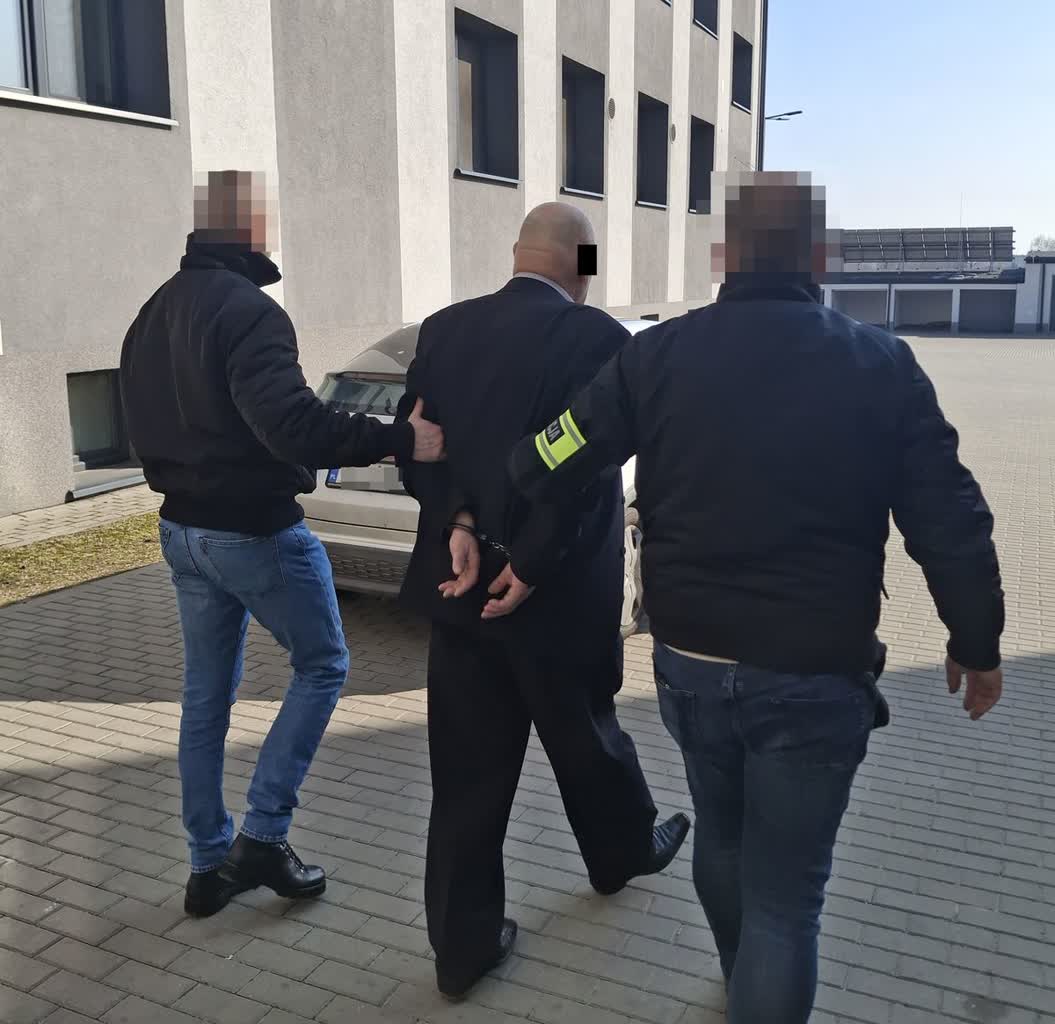 W trakcie pościgu uderzył w radiowóz. 59-latek z zarzutami 2 344-261721.jpg