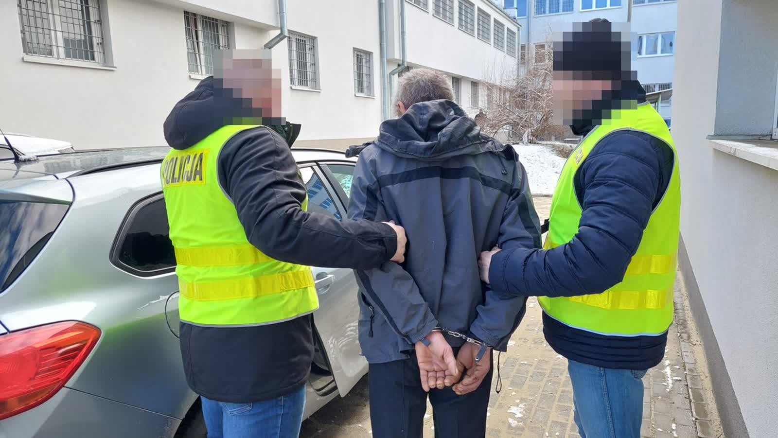 Uszkodził siekierą drzwi domu swoich rodziców. Agresor zatrzymany 1 345-262597.jpg