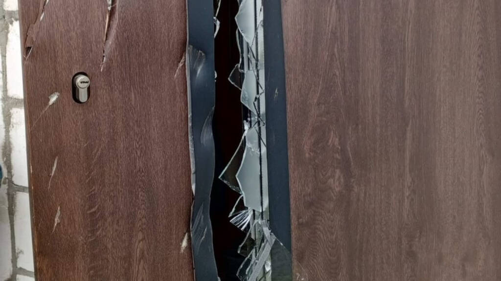 Uszkodził siekierą drzwi domu swoich rodziców. Agresor zatrzymany 2 345 262598 2025 03 17 195251