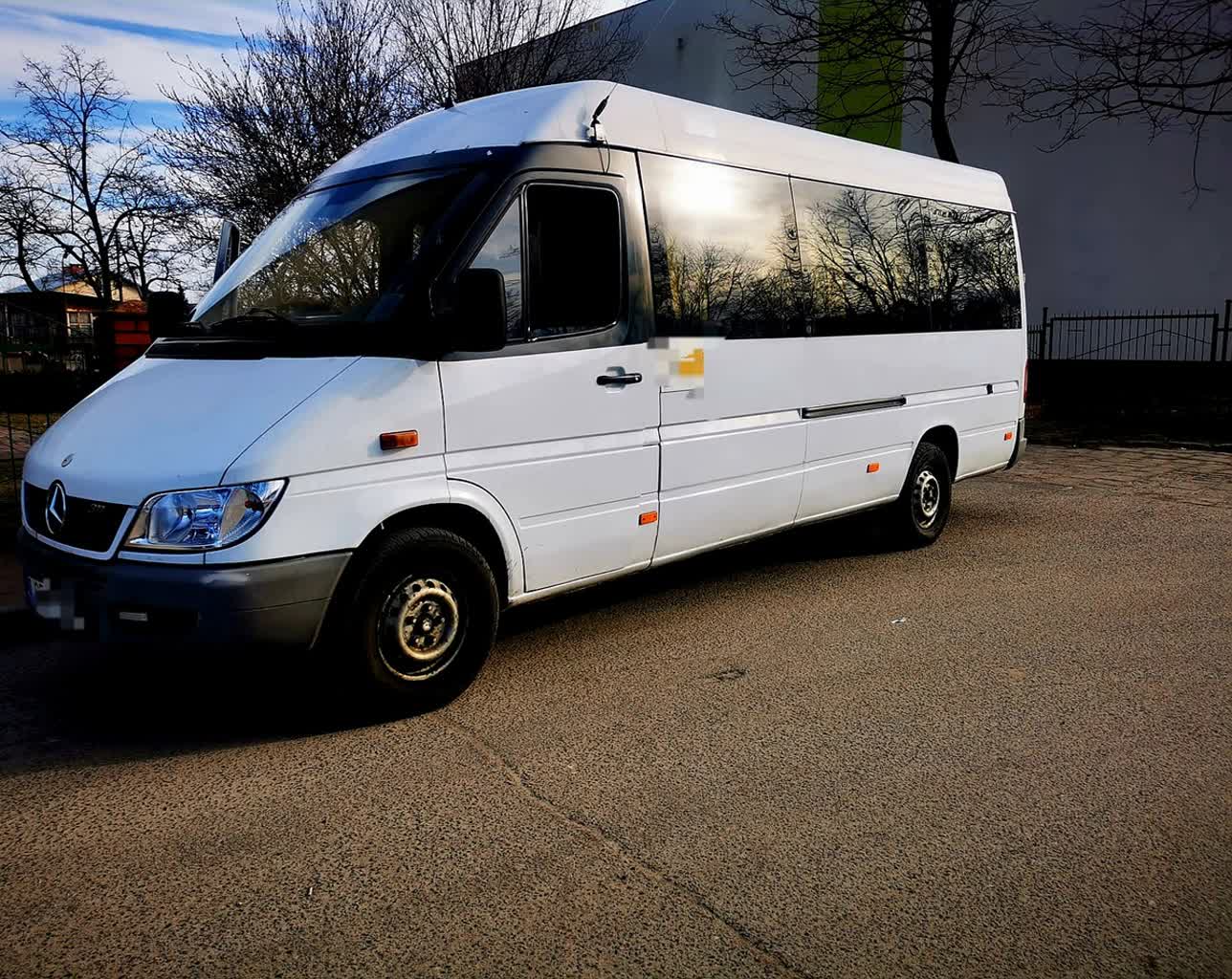 Na podwójnym gazie chciał wieźć dzieci do domu. Kierowca busa zatrzymany 2 353-261971.jpg