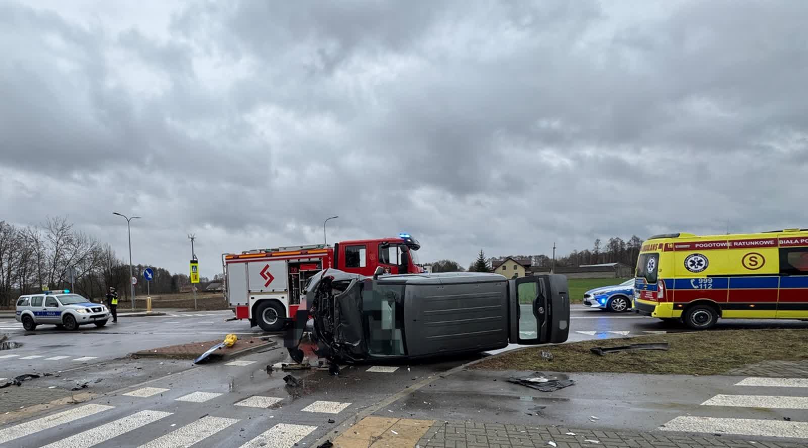 Wypadek na skrzyżowaniu. 19-latka wymusiła pierwszeństwo 2 354-262409.jpg