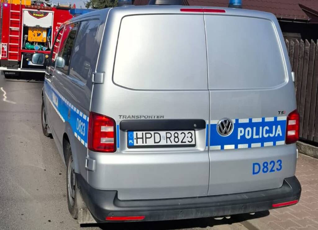 Wystarczy chwila nieuwagi! Wypalanie traw skończyło się pożarem budynku u sąsiada 1 357 262205 2025 03 11 154329