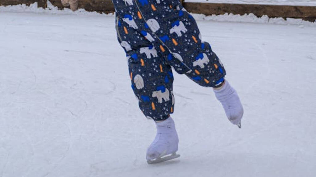 free photo of dziecieca jazda na lyzwach w zimowym stroju na zewnatrz 2025 03 02 164043