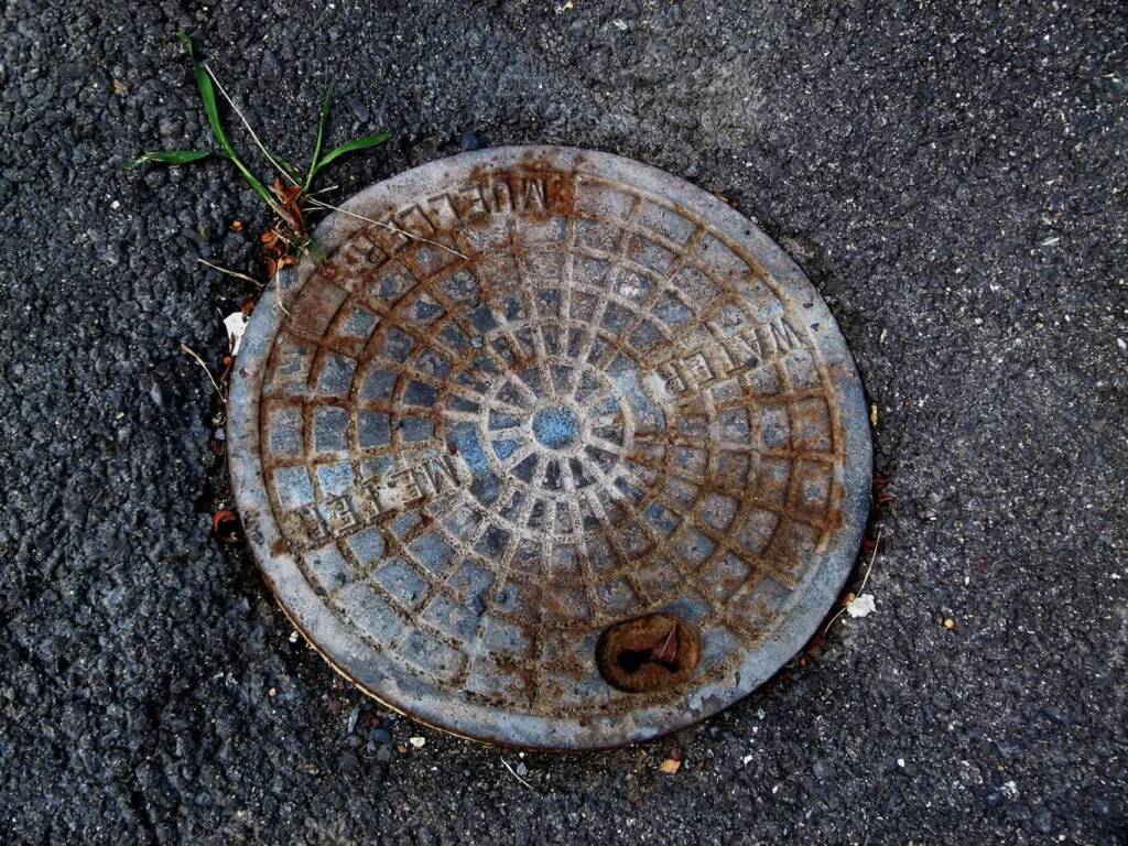 manhole cover 2723518 1280 2025 03 06 210914