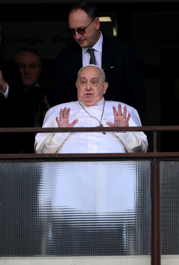 Papież pozdrowił i pobłogosławił wiernych z balkonu Polikliniki Gemelli 2 mid-epa11982816.jpg