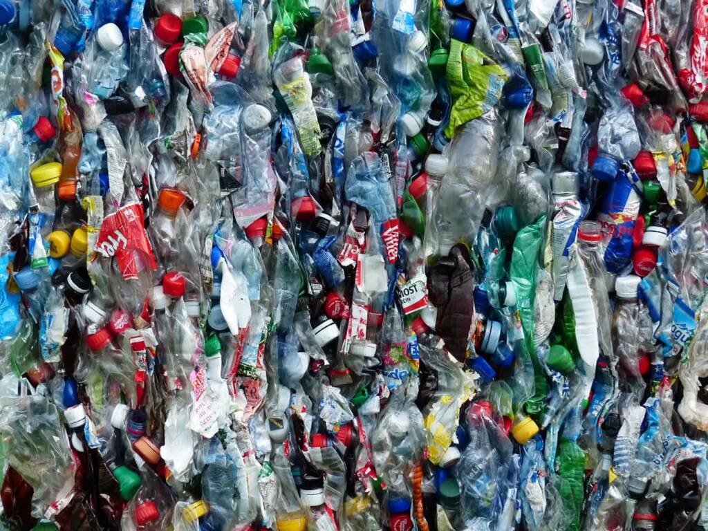 plastic bottles 115077 1280 2025 03 03 170128