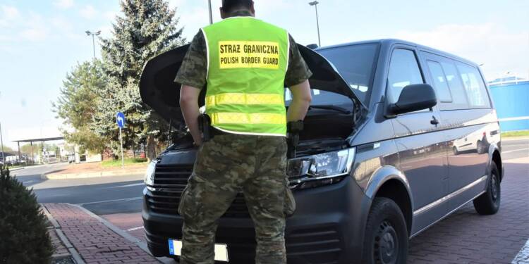 Nadbużańscy funkcjonariusze odzyskali poszukiwane auto 1 12 310540 2025 04 23 183746