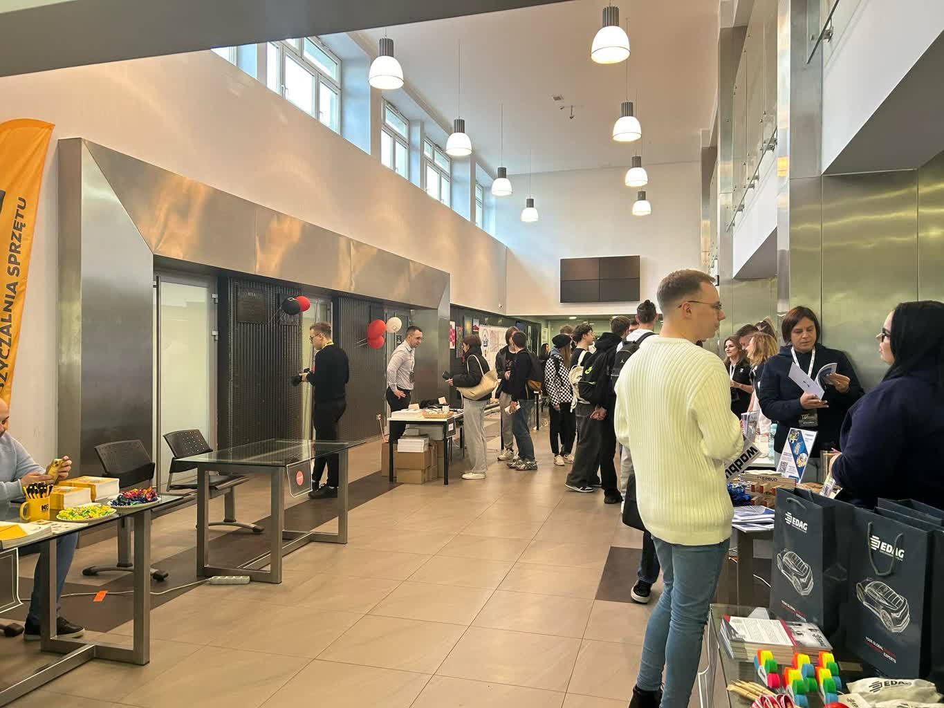 Targi Pracy Inżynierskiej. Firmy prezentują swoją ofertę 2 b38773b3-3e8f-4986-8afc-25a8917f70fa.jpg