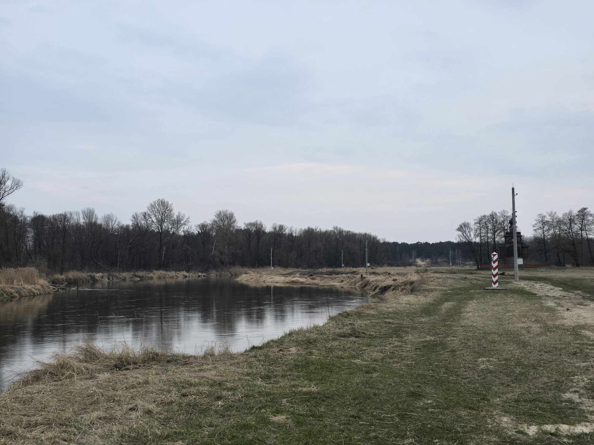 Wyrwa w linii brzegowej rzeki Bug. Co z klasztorem w Jabłecznej? 2 bug 3.jpg