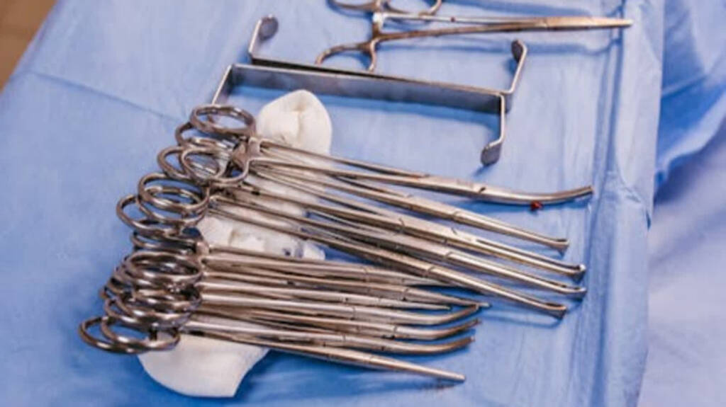 free photo of zestaw narzedzi chirurgicznych na niebieskim przescieradle 2025 04 30 163049