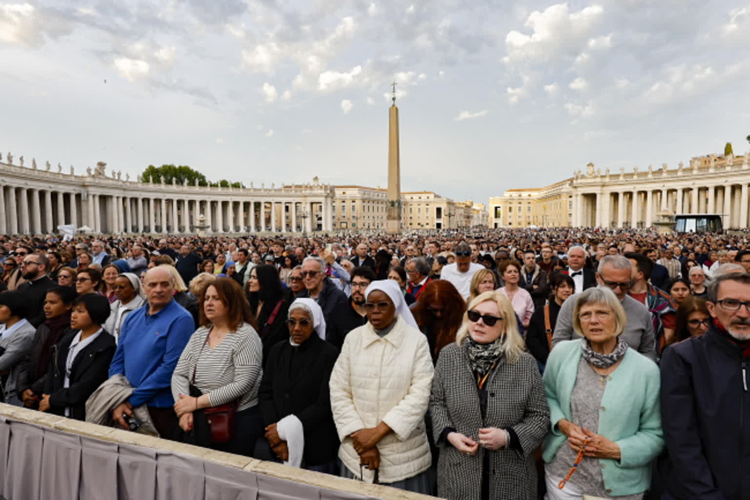 Watykan: Tysiące osób modlą się na placu św. Piotra za zmarłego papieża Franciszka 2 net-epa12045290.jpg