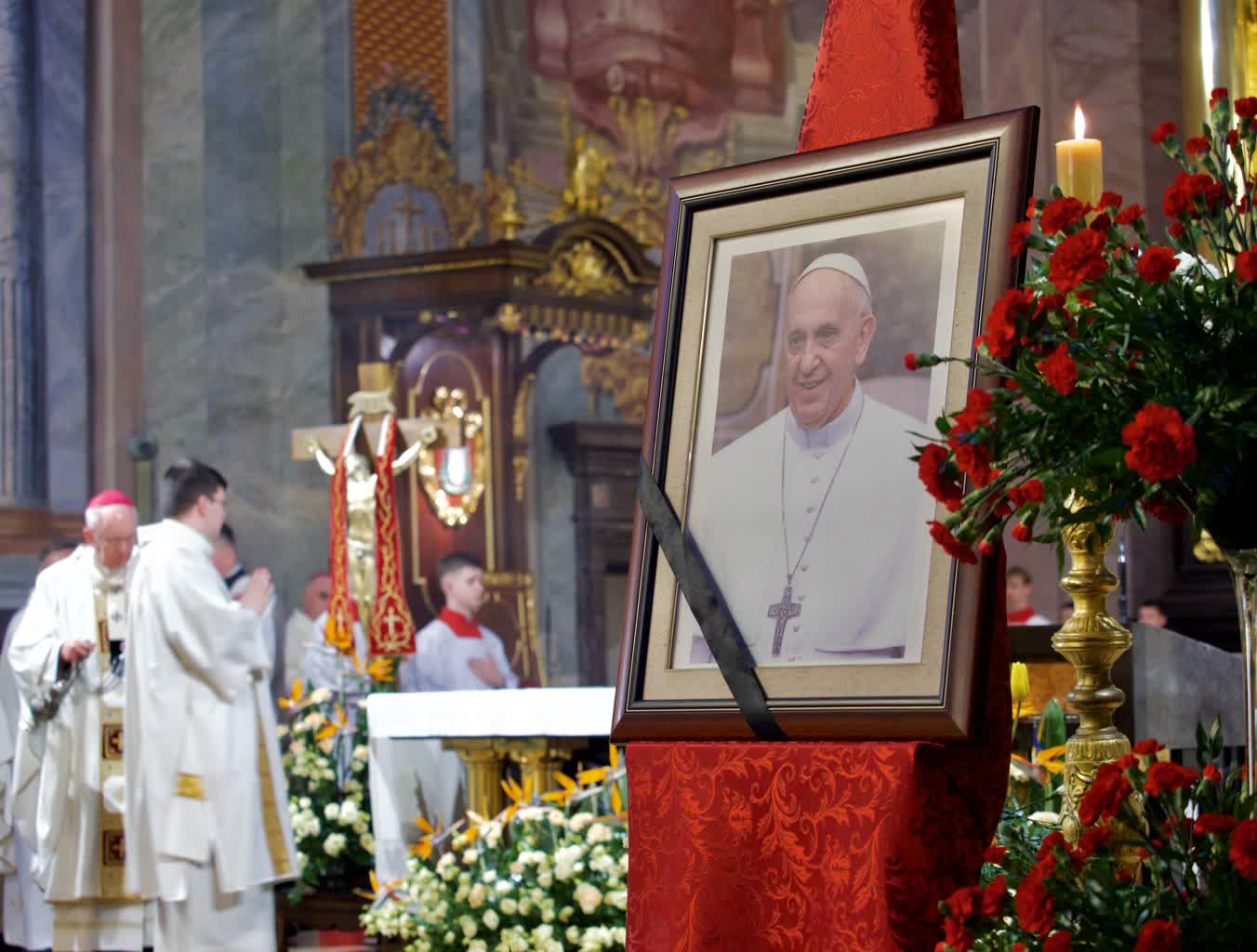 Watykan: Tysiące osób modlą się na placu św. Piotra za zmarłego papieża Franciszka 5 P1010001.jpeg