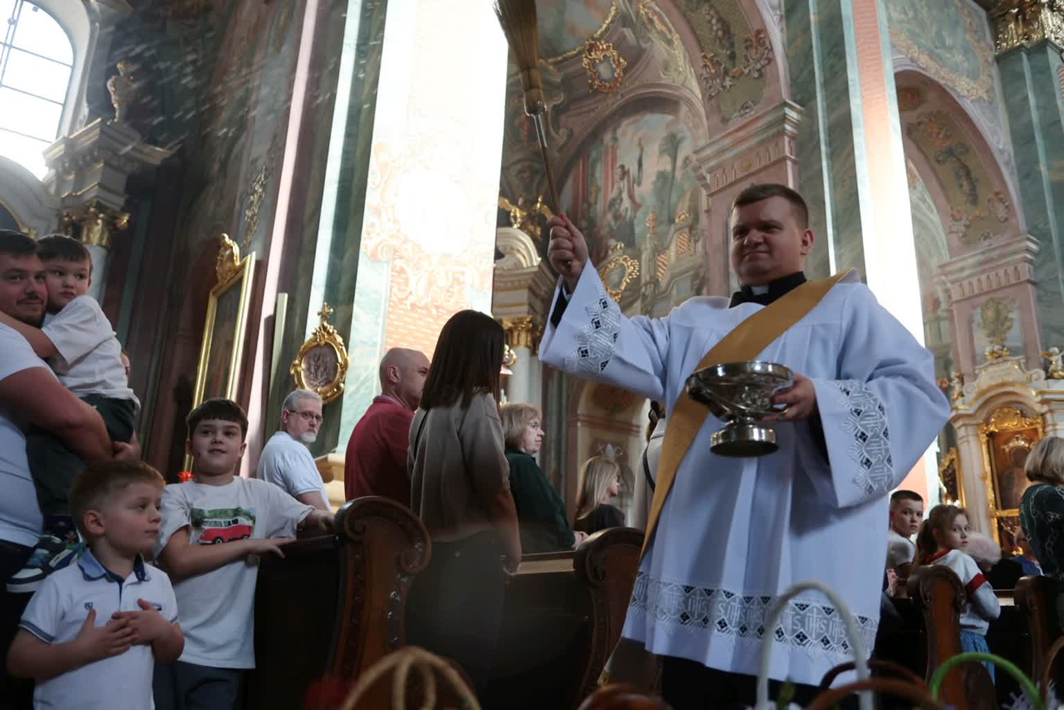 „Święcenie pokarmów ma źródło w tym co czynił Chrystus”. Dziś Wielka Sobota 2 pm_SWIECENIE-190425-016.jpg