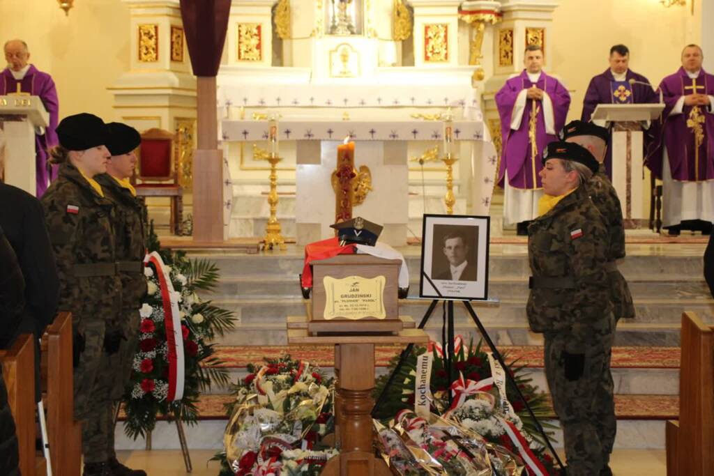 Pogrzeb po kilkudziesięciu latach. Żołnierz AK i WiN pochowany 2 zolnierz 1 2025 04 08 202221