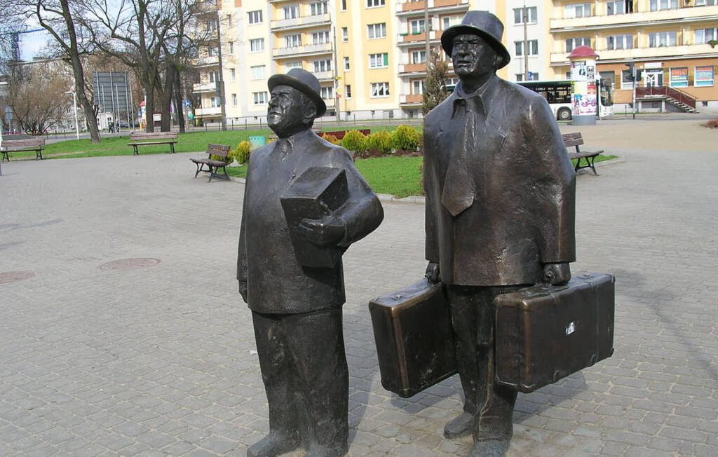 28.05.2025 Ekspresem przez historię 1 1280px pomnik pawlaka i kargula w toruniu 2025 05 28 072837