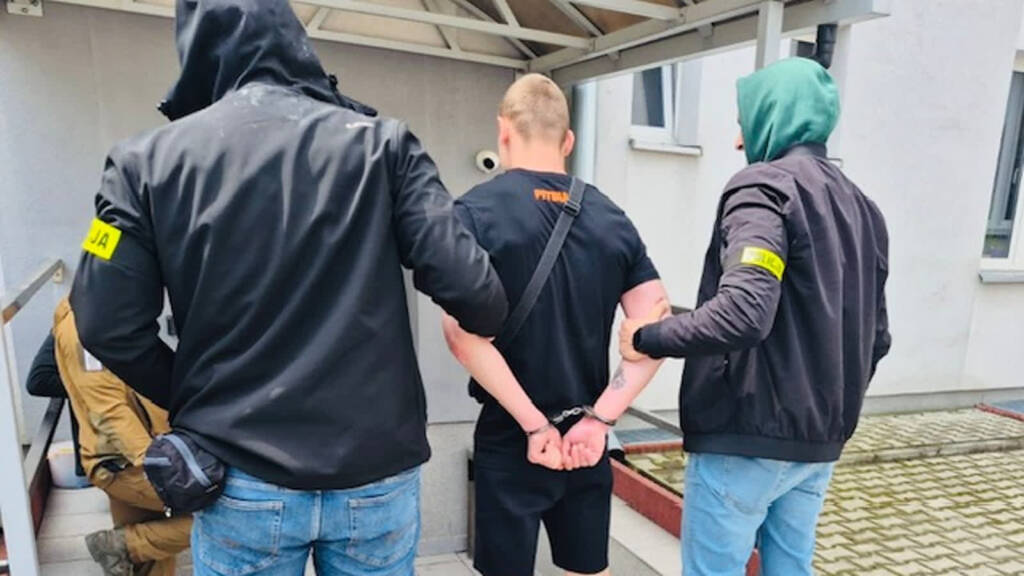 Sceny jak z filmu akcji. Poszukiwany uciekał przed policją po dachach 1 340 266537 2025 05 15 124011