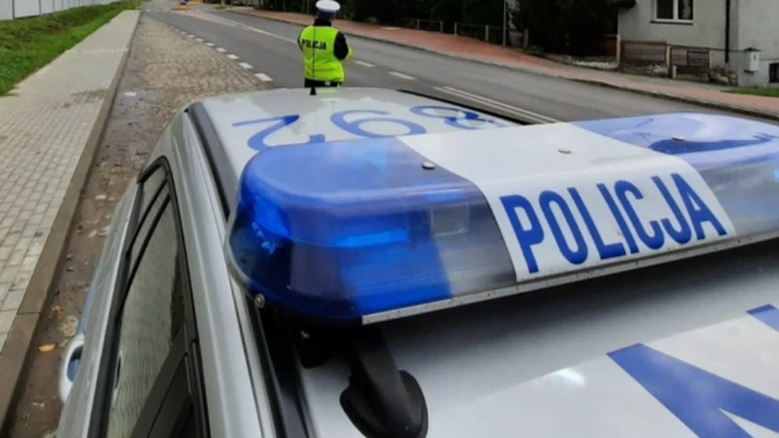 Ciężarówka wjechała do rowu. Są utrudnienia