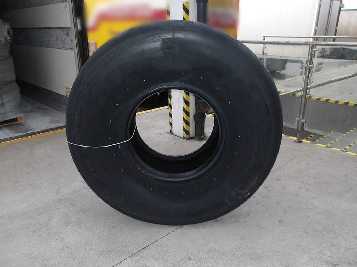 Koroszczyn: Służby udaremniły przemyt 5 ton opon do samolotów 2 8388822f-2151-4d7d-804c-7d60ca7f546d.png