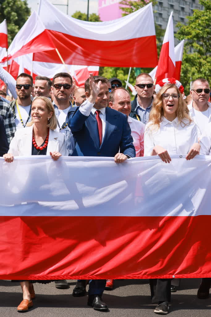 Warszawa: "Wielki Marsz Patriotów" Rafała Trzaskowskiego 2 mid-25525275.jpg
