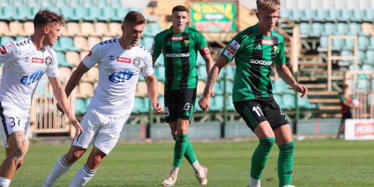 2024-08-10T15:21:52:57 ,  Fot. Piotr Michalski 
2024.08.10. LECZNA . I LIGA PILKA NOZNA . GORNIK LECZNA - POLONIA WARSZAWA .
FOT. PIOTR MICHALSKI