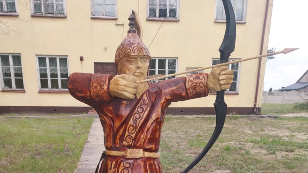 Pamięć o historii i tradycji. Rzeźba wojownika tatarskiego stanęła w Studziance 2 tatar 2025 05 09 203354