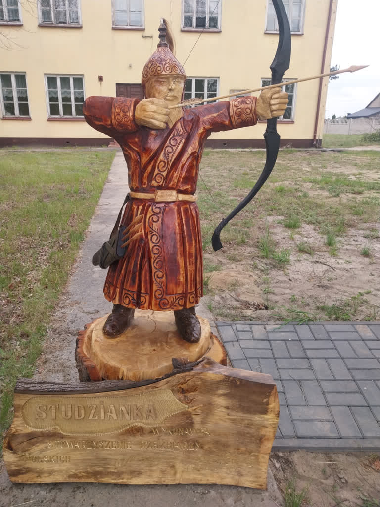 Pamięć o historii i tradycji. Rzeźba wojownika tatarskiego stanęła w Studziance 2 tatar.jpg