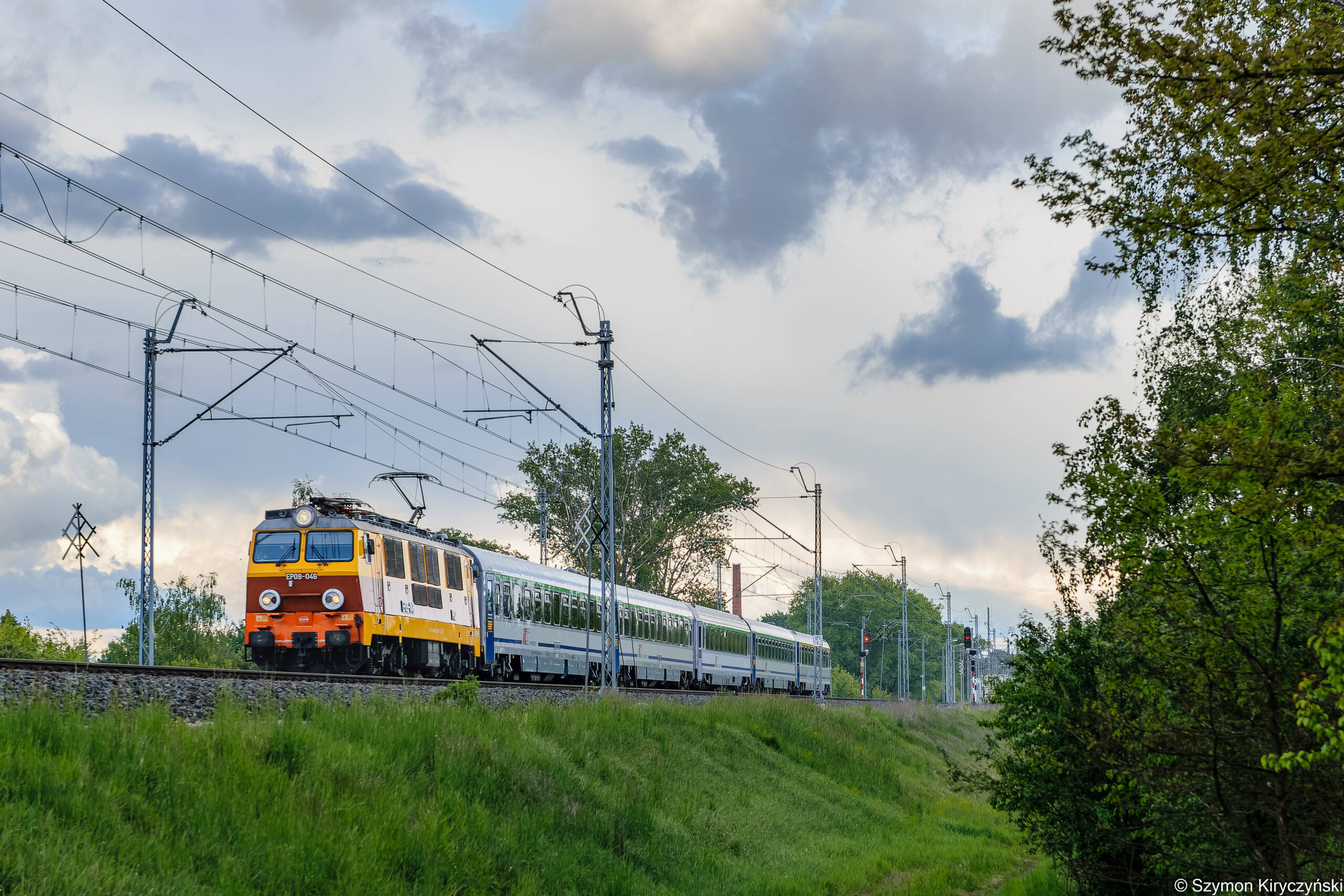 17.06.2025 Hobbici. Z Lubelskiego 2 1. Zdjecie pociagu PKP IC prowadzony przez EP09-46 w historycznym malowaniu.jpg