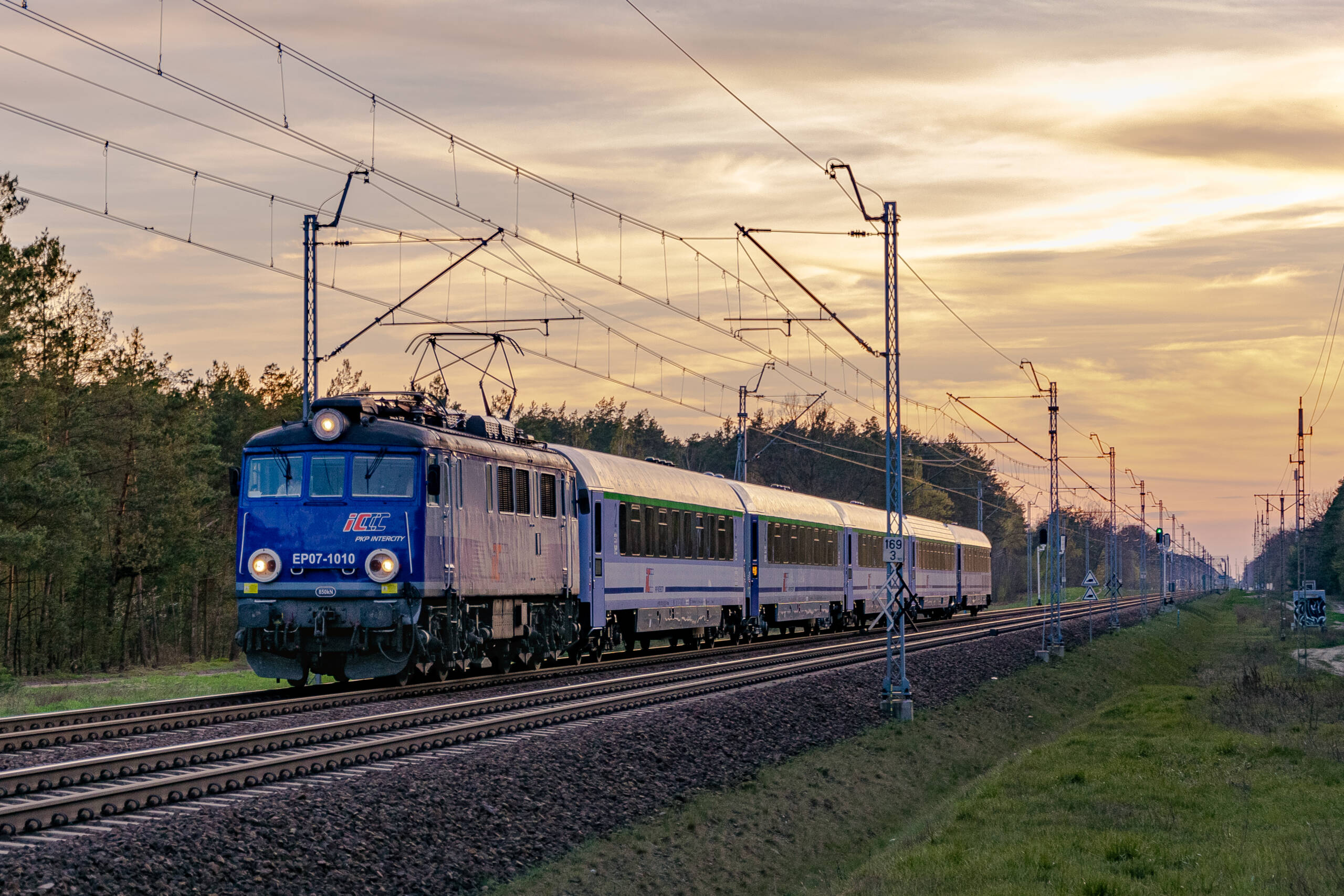 17.06.2025 Hobbici. Z Lubelskiego 3 2. Pociag PKP IC z EP07-1010 na tle zachodzącego słońca.jpg