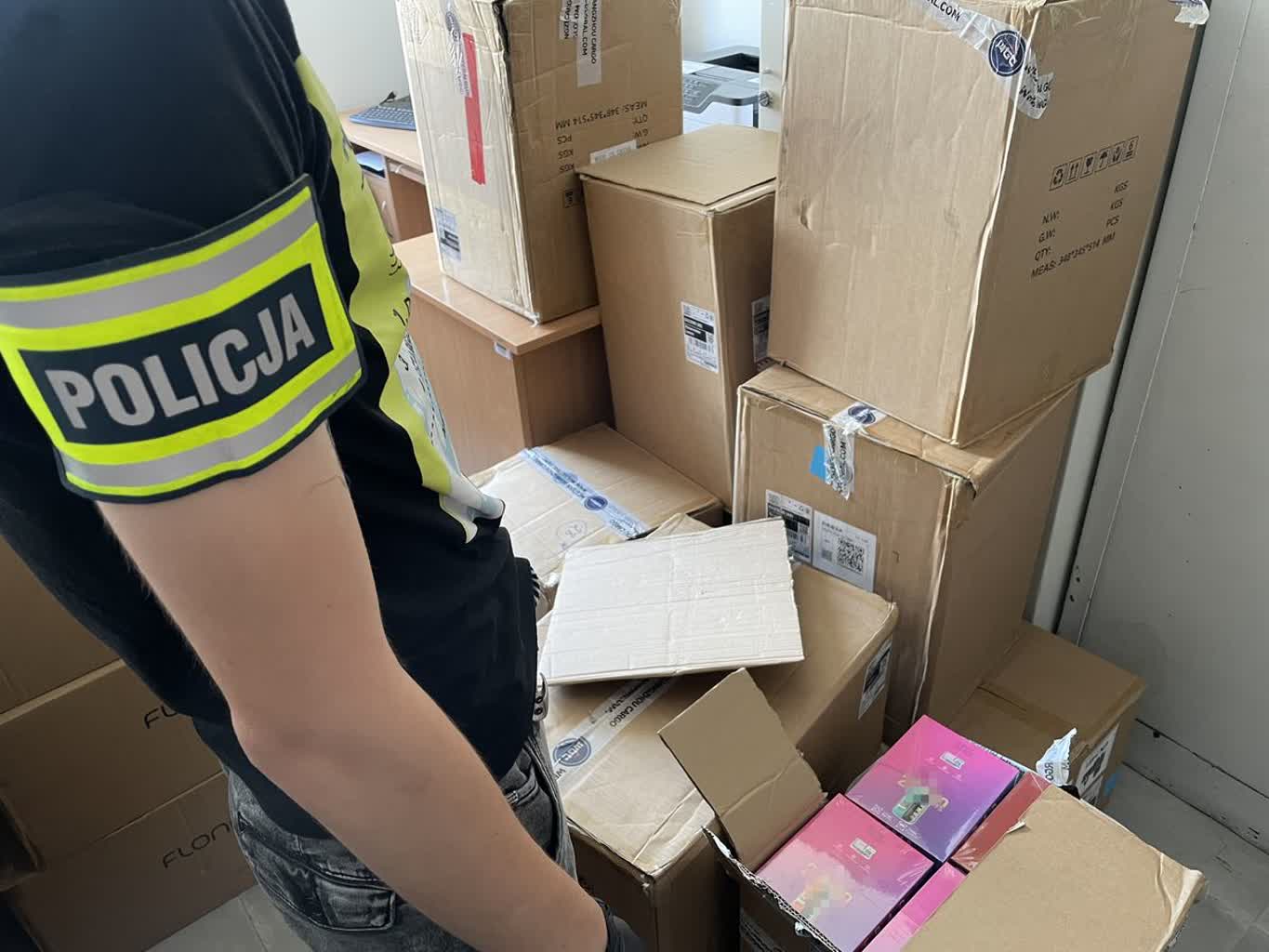 Nielegalne e-papierosy w centrum Lublina. Towar znalazła policja 2 350-267891.jpg