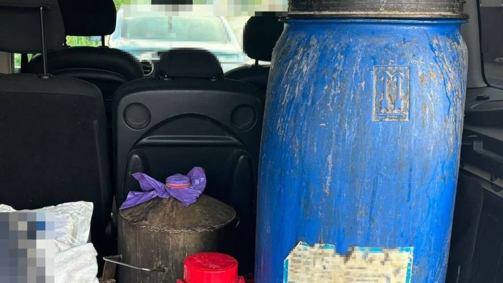 Wpadka podczas policyjnych odwiedzin. Odpowie za nielegalną produkcję alkoholu 1 357 269785 2025 06 28 202246