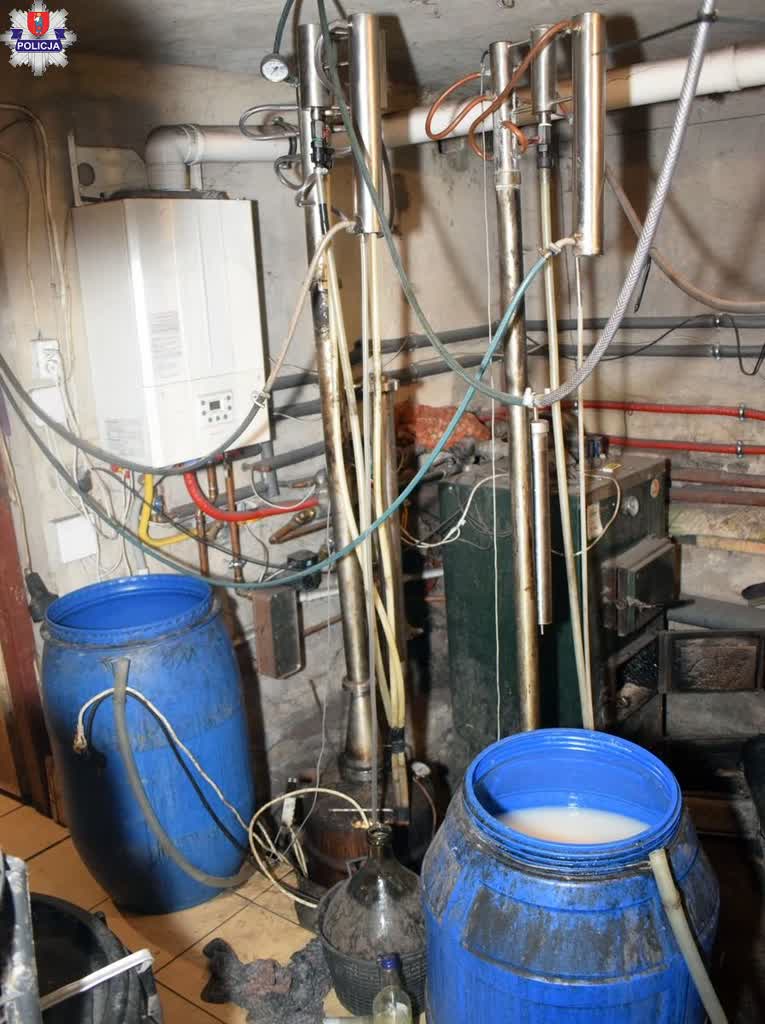 Duże ilości nielegalnego alkoholu na zamojskiej posesji 2 361-269278.jpg