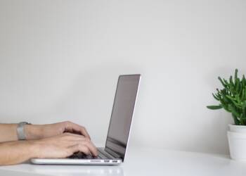 hands 2178566 1280 2025 06 10 152002