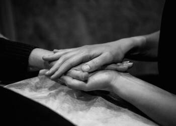 hands 5784868 1280 2025 06 27 174710