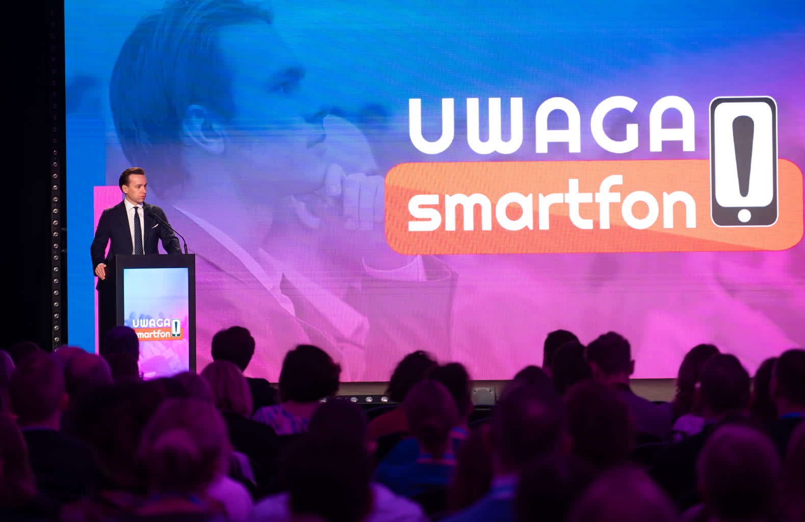 „Cyfrowi zakładnicy”. Nadużywanie smartfonów groźne dla dzieci i młodzieży 2 KRA14.jpg