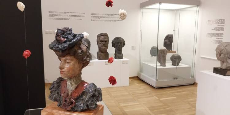 Głowy w Kozłówce. Rzeźby najwybitniejszych na wystawie 1 20250726 121606 2025 07 26 210733