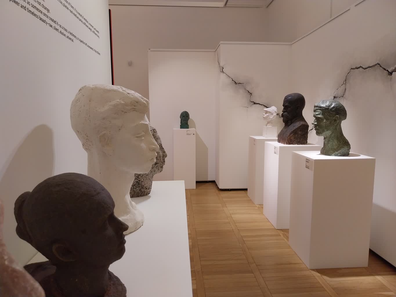 Głowy w Kozłówce. Rzeźby najwybitniejszych na wystawie 3 20250726_121704.jpg