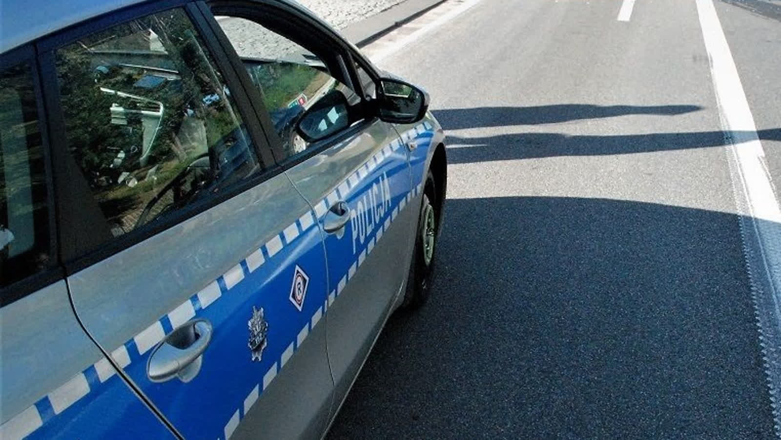 Pojazd służby drogowej w płomieniach po zderzeniu. Ekspresówka zablokowana