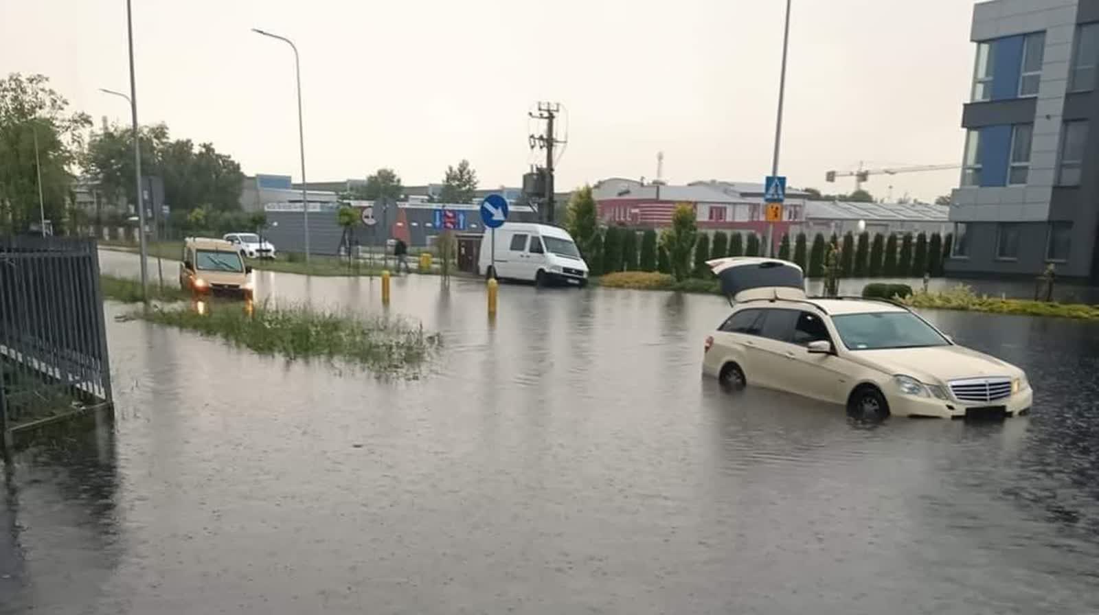 Czy w aucie jesteśmy bezpieczni? Jak przetrwać ulewę z kółkiem 2 444489708_25628933063388438_5282473465981868708_n2-2024-06-04-195943-2024-06-05-171605.jpg