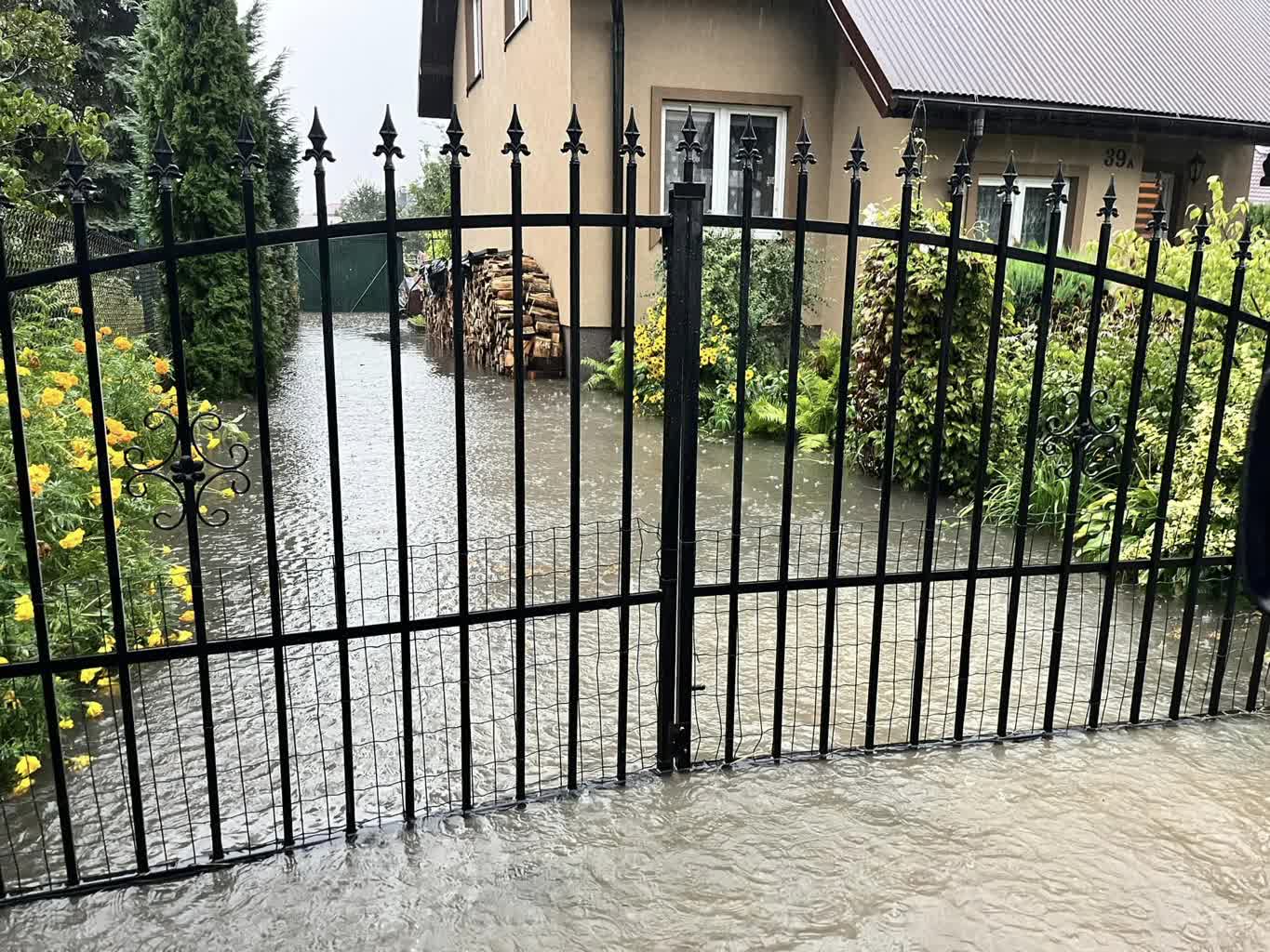 Czy w aucie jesteśmy bezpieczni? Jak przetrwać ulewę z kółkiem 4 456456399_3901468950085705_3415219946108323310_n-2024-08-22-171124.jpg