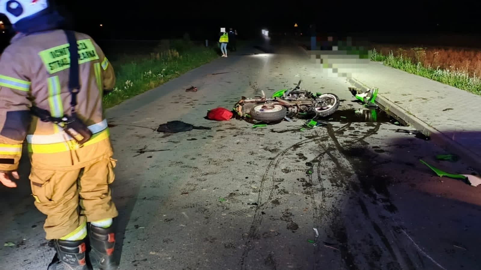 Motocyklista zderzył się z ciągnikiem. Dwie osoby w szpitalu