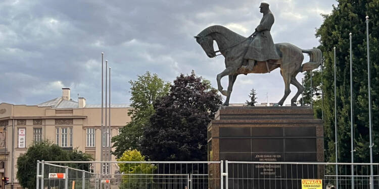 Marszałek na Kasztance do remontu 1 cokol pomnika marszalka pilsudskiego przejdzie remont 2 2025 07 25 205539