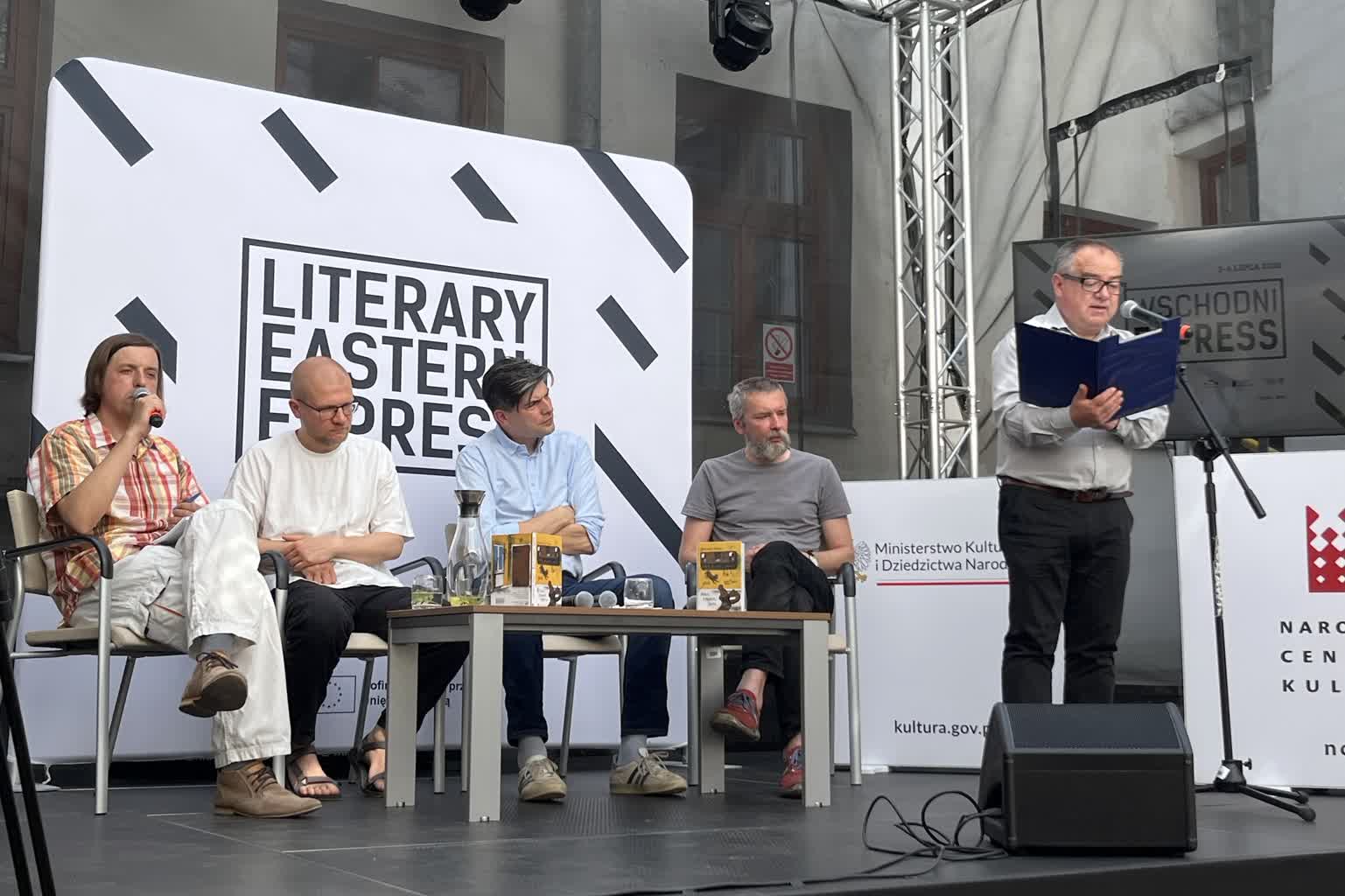 Ukraińska książka w Lublinie. Przedstawia tragedię rosyjskiej okupacji 2 książka 2.jpg